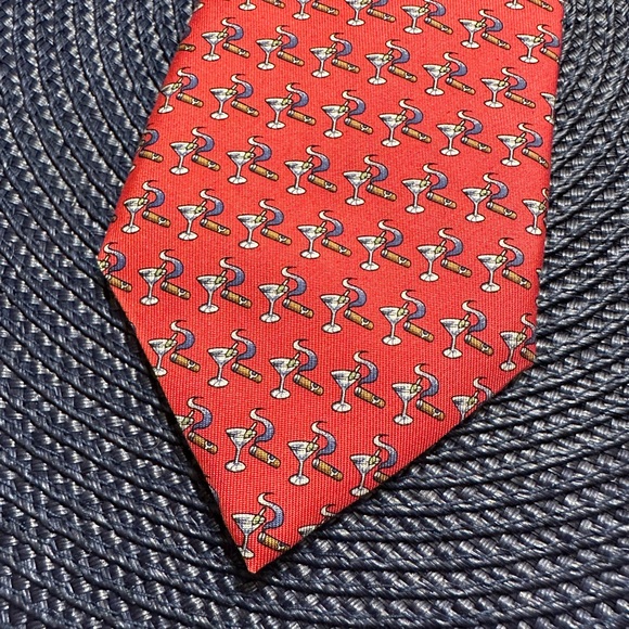 🍸EUC Vineyard Vines Martha’s Vinyard Cigar and Martini Tie Pink 🍸 - Picture 3 of 5